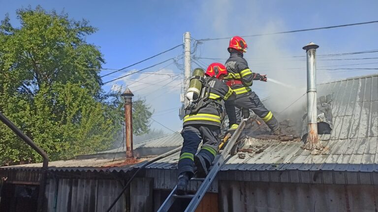 Incendiu în cartierul Munteni, la Bârlad. Risc de extindere la alte două case