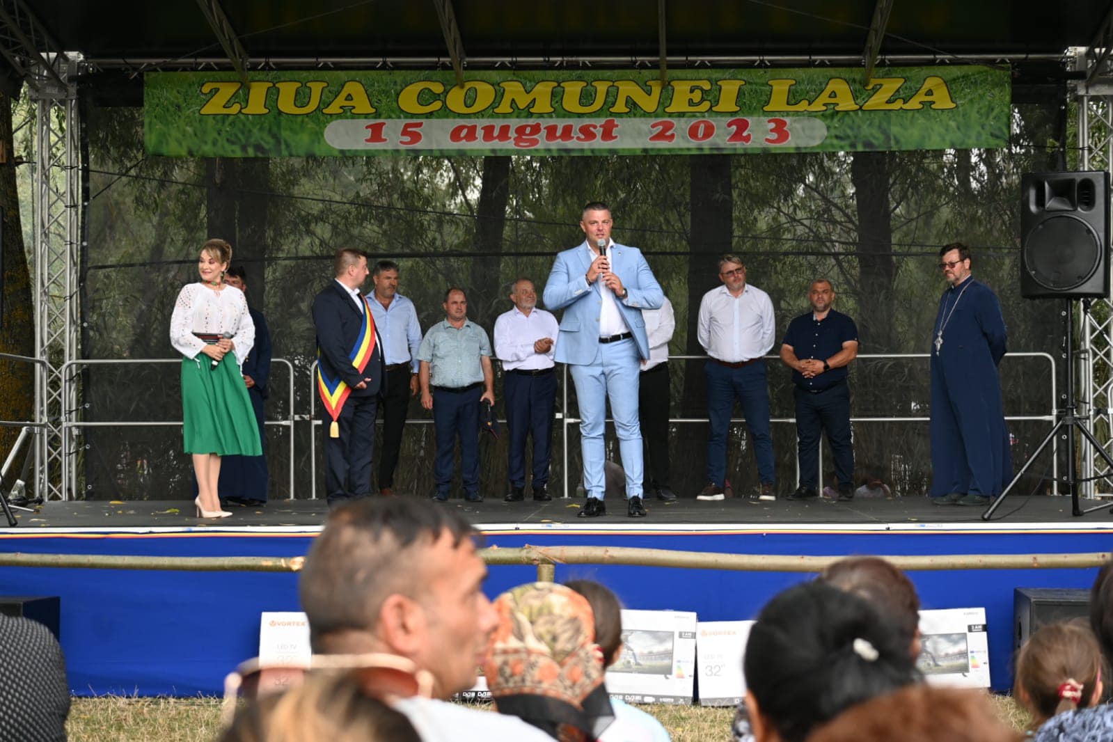 Este tânăr, extrem de activ și prezent în tot județul! Tânărul deputat PSD de Vaslui, în mijlocul vasluienilor 4 ziua comunei laza 1