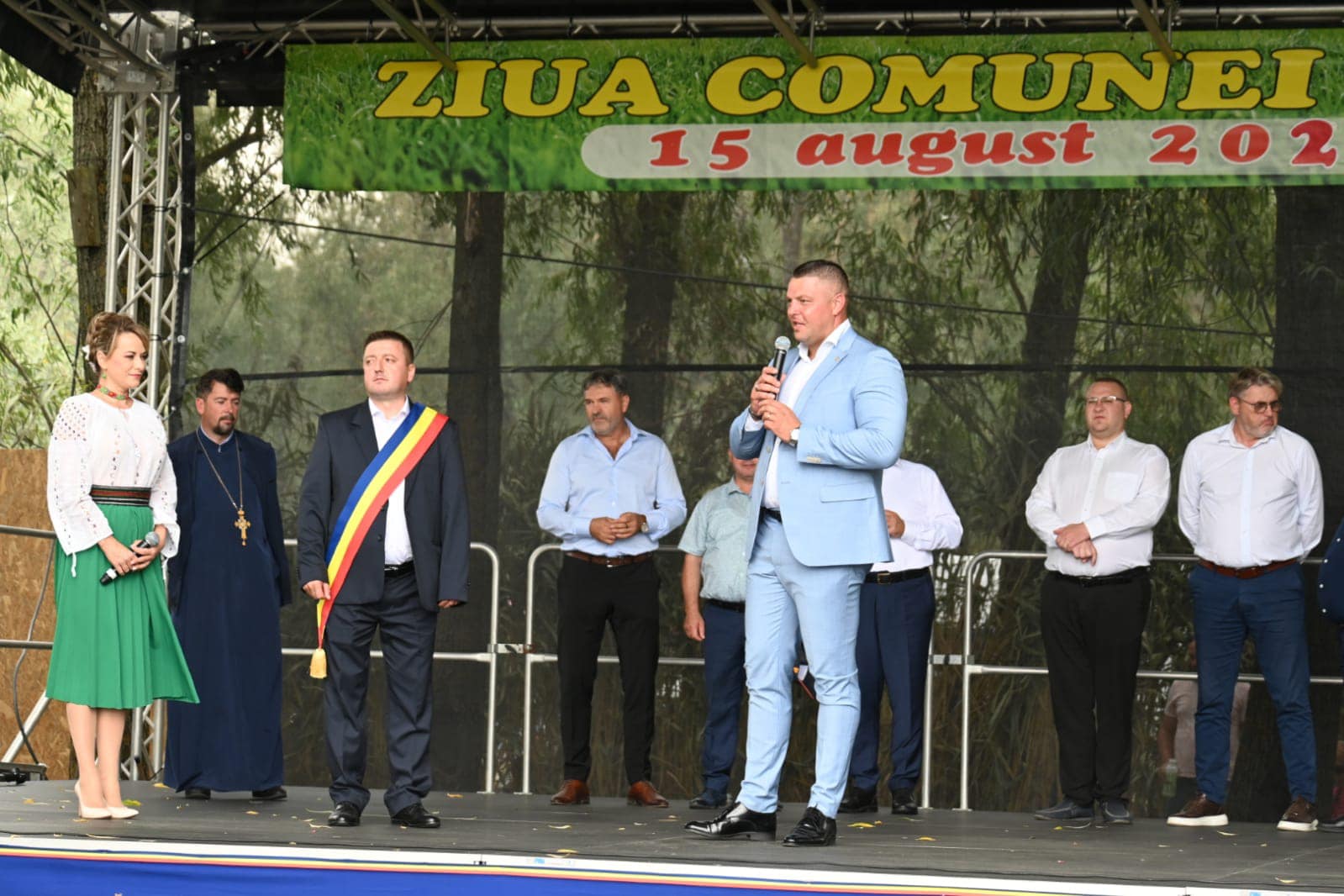 Este tânăr, extrem de activ și prezent în tot județul! Tânărul deputat PSD de Vaslui, în mijlocul vasluienilor 5 ziua comunei laza eduard popica