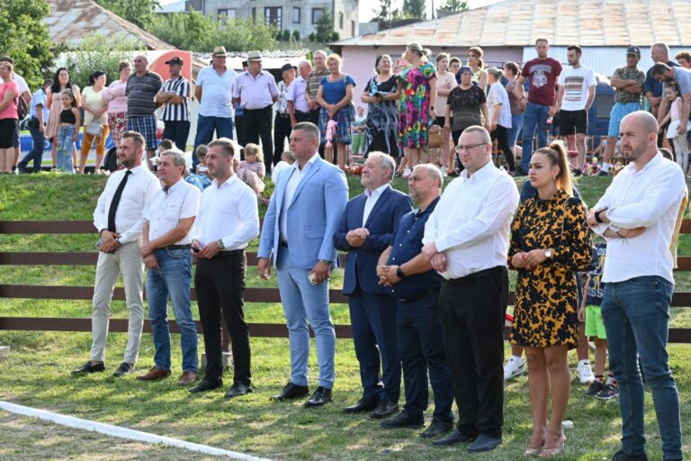 Este tânăr, extrem de activ și prezent în tot județul! Tânărul deputat PSD de Vaslui, în mijlocul vasluienilor