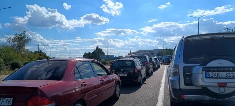 Nervi la vama Albița, cozi infernale