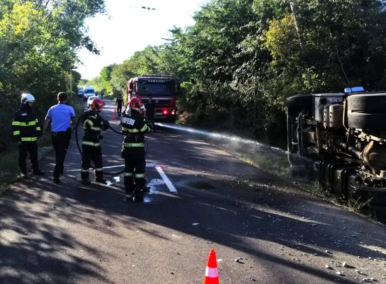 Camion cu 30 de tone de porumb, distrus în urma unui accident, lângă Huși
