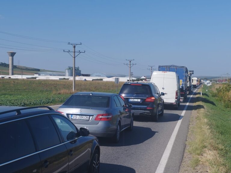 VIDEO Cozi de mașini pe kilometri întregi, pe Drumul European 581