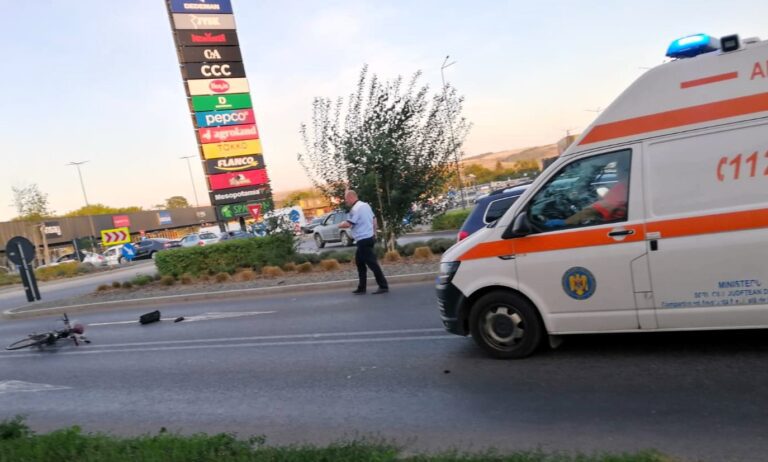 ULTIMA ORĂ Accident în Bârlad, un biciclist a fost lovit în plin de o mașină