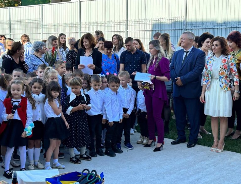 Prefectul Daniel Onofrei a participat la deschiderea noului an școlar în două unități de învățământ, din Bârlad și Tutova