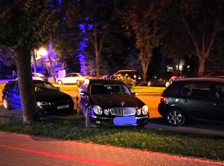 A parcat Mercedesul pe iarbă, în Crucea Gării