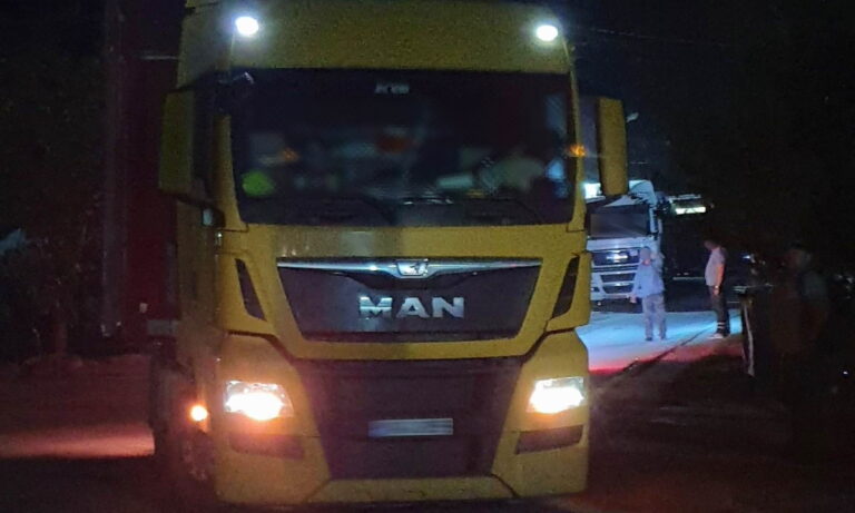 Țigări de contrabandă, ascunse printre borcane goale