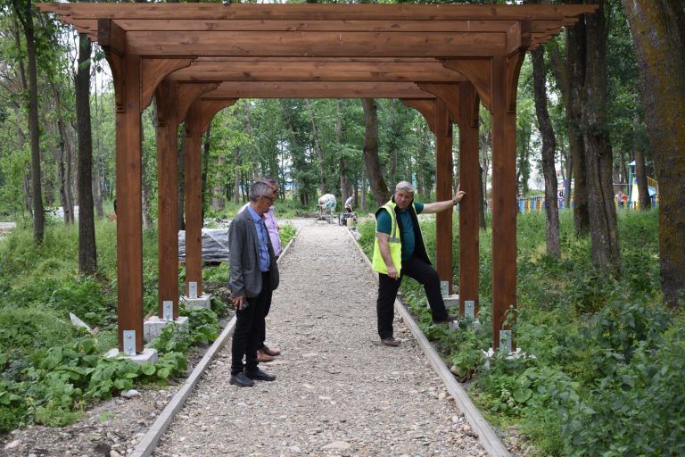 FOTO Se redeschide Grădina Publică din Bârlad. Primarul Dumitru Boroș: ”Toți bârlădenii se vor regăsi aici”