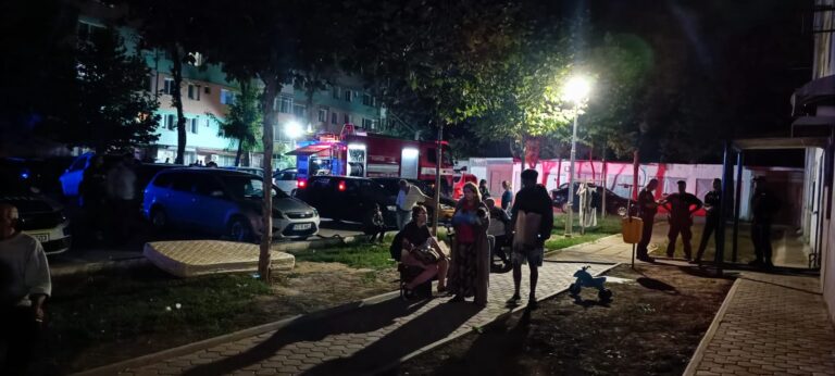 70 de locatari au fost evacuați dintr-un bloc de garsoniere, noaptea trecută, la Bârlad
