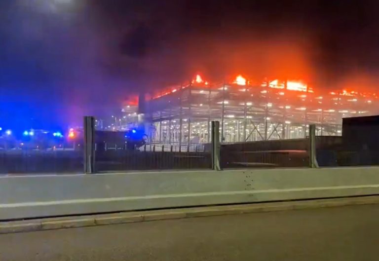 ȘTIREA NOPȚII Vasluienii care aveau zbor spre Londra, în alertă, incendiu masiv în zona aeroportului Luton