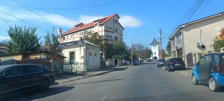 Doi hușeni și un sătean din Tătărăni au furat băuturi alcoolice dintr-un beci