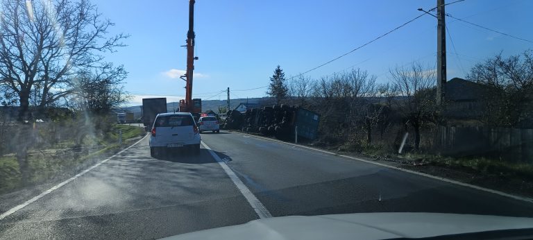 ULTIMA ORĂ O macara uriașă ridică TIR-ul de la Șapte Case, trafic blocat