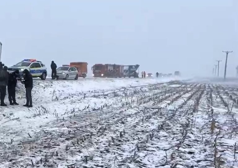 ULTIMA ORĂ TIR-urile rămân blocate în Albița, autoturismele pot circula spre Tecuci, pe DE 581