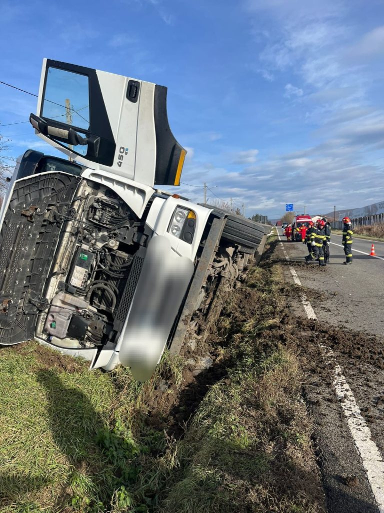 Accident la Oltenești, cisternă cu 25 de tone de floarea soarelui în șanț