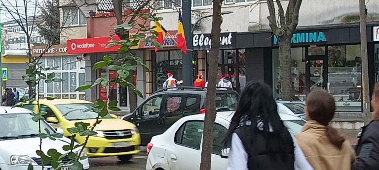 FOTO, VIDEO Trupă de colindători, în Piața Traian, la Vaslui