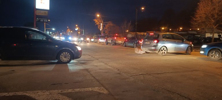 FOTO Se circulă bară la bară pe variantă, la Vaslui. Cozi infernale și la Kaufland