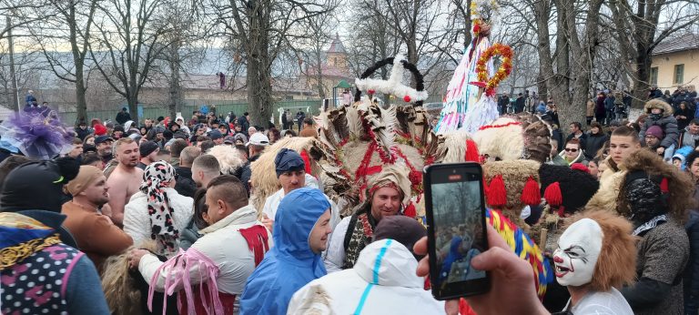 VIDEO, FOTO Bătaia de la Bârzești, tradiția Noului An în comuna Stefan cel Mare