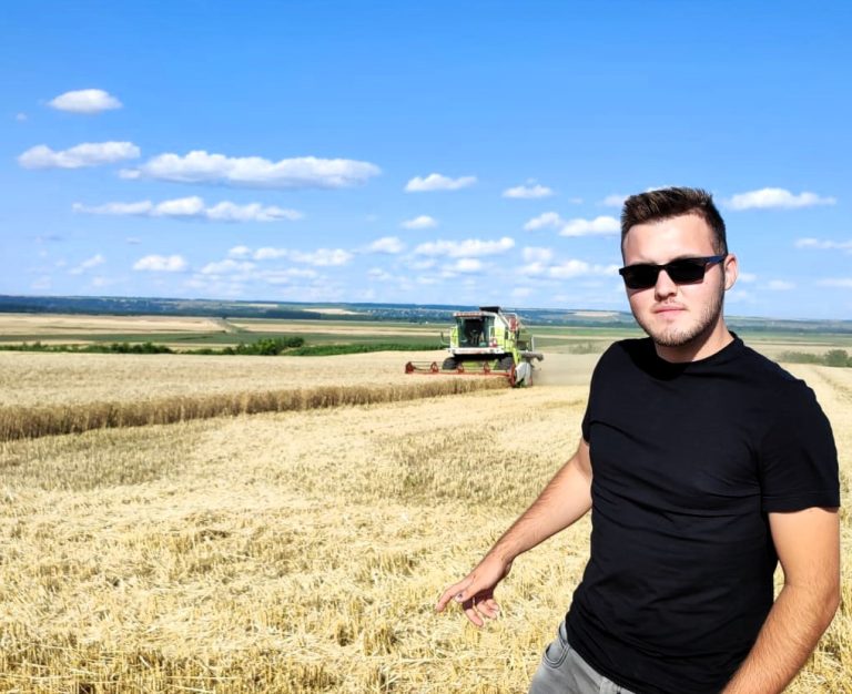 Un tânăr student din Vaslui va cultiva ”Cămila agriculturii” pe câmpurile din Stănilești
