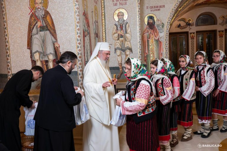 Colindătorii de la Palatul Copiilor Vaslui, primiți de Patriarhul Daniel