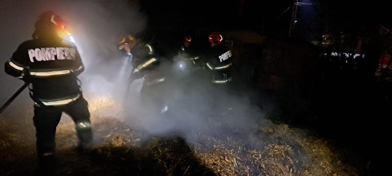 Peste 100 de baloți de paie au ars într-un incendiu de proporții, la Pogonești