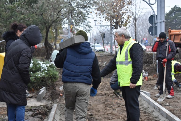 FOTO Echipele Nomis lucrează de zor la modernizarea trotuarelor din Bârlad. Primar Dumitru Boroș: ”Schimbările sunt evidente”