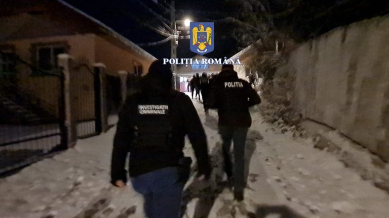 VIDEO, FOTO Doi tâlhari, din Vaslui, au dat o spargere de 45.000 de lei. Unul a fost prins când fugea din țară