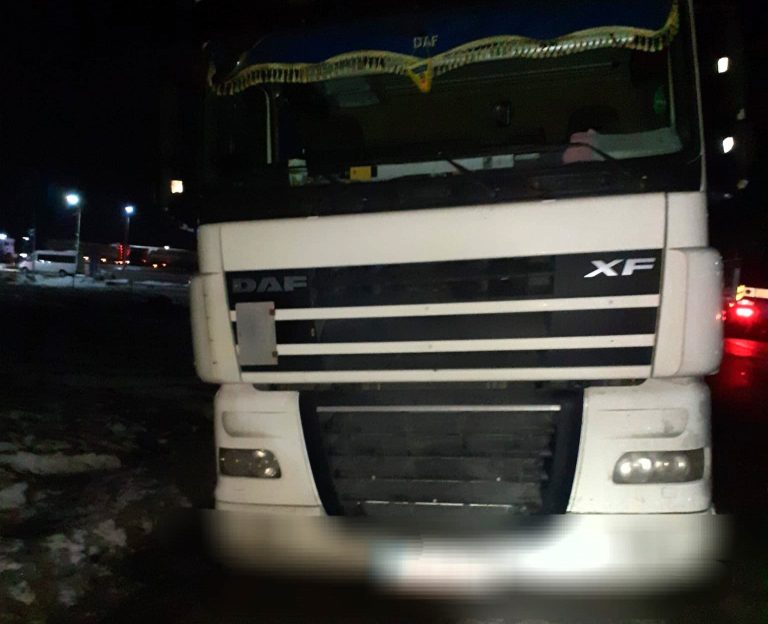ȘTIREA NOPȚII Un TIR din care se scurgea motorină pe DE 581, căutat de autorități (VIDEO)
