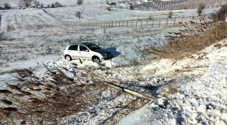 Accident GRAV în apropiere pe Băcani, o mașină a căzut într-o râpă! Sunt două victime