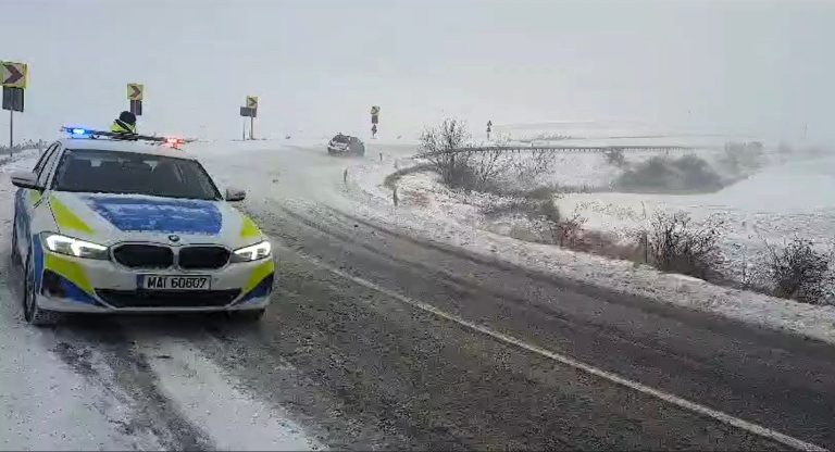 VIDEO Poliția Rutieră supraveghează traficul de pe drumurile naționale și DE 581, viscol în tot județul