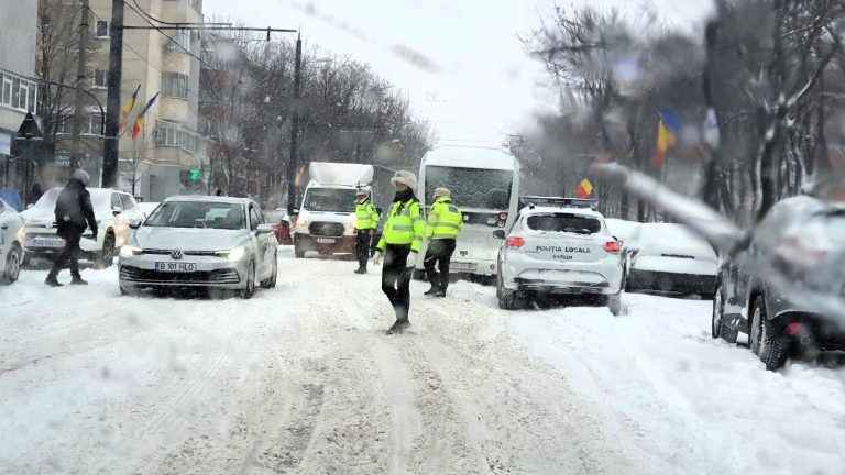 Trafic îngreunat pe Traian, microbuz Transurb defect în trafic