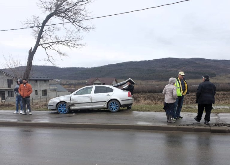 Accident în Huși, două autoturisme au fost avariate