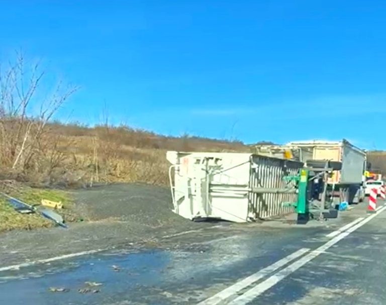 Agitație pe DE 581, TIR-ul din R.Moldova, încărcat cu floarea soarelui, repus pe roți