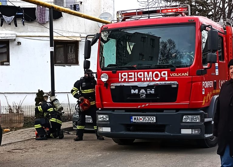 VIDEO Intervenție de Cascadorii Râsului la blocul 33, din Vaslui. Ce au descoperit pompierii militari