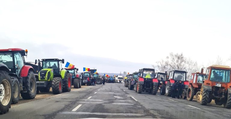 FOTO VASLUIANUL.RO Tractoarele fermierilor moldoveni au blocat marți intrarea în Vama Leușeni