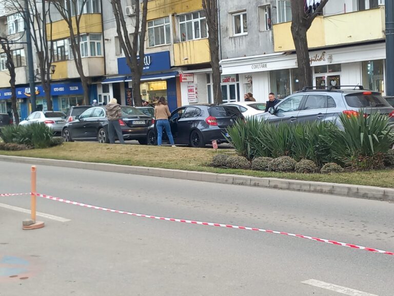 Două șoferițe s-au ciocnit în centrul Vasluiului. Coadă până în zona gării