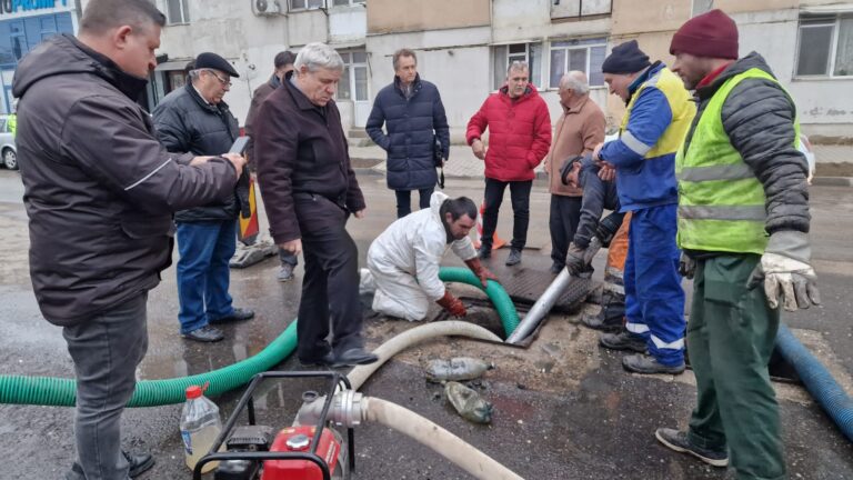 Avarie majoră la Bârlad. Mizerie aruncată de bârlădeni în canalizare