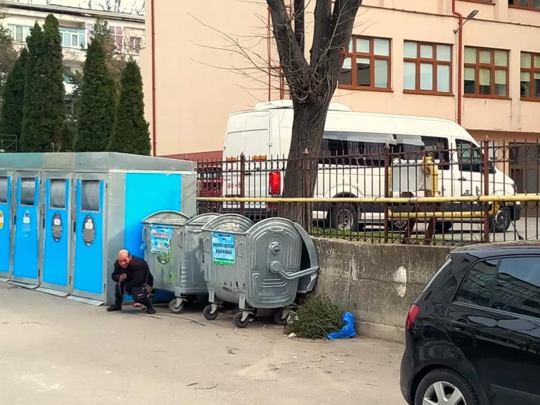 POZA ZILEI ”Ciupete” își face nevoile sub geamurile Primăriei Vaslui!