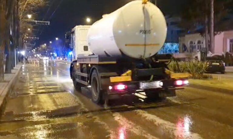 De trei nopți, echipele Goscom Vaslui spală străzile orașului. Felicitări, Goscom! (FOTO, VIDEO)