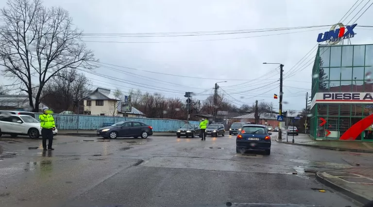 Marți, drumarii de la Nomis 2003 asfaltează zona Podul Verde, la Bârlad. Anunțul Primăriei