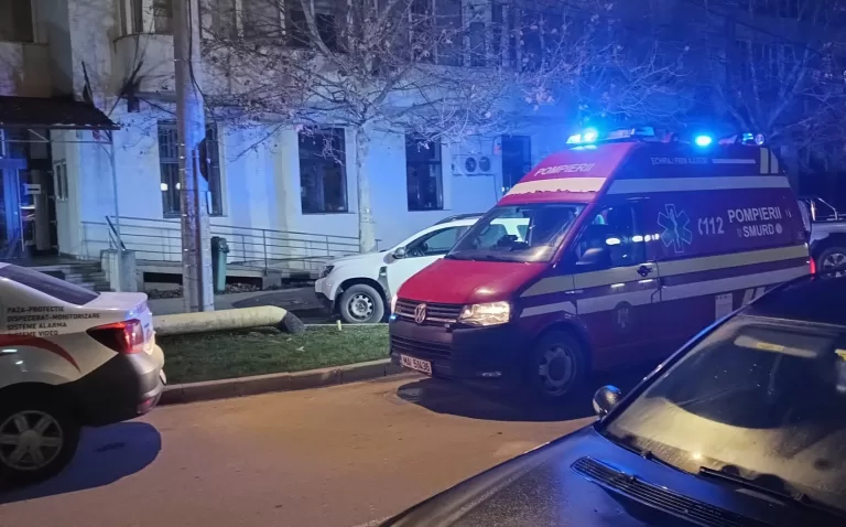 Accident la ieșirea din Huși spre Albița. Sunt trei victime, conștiente