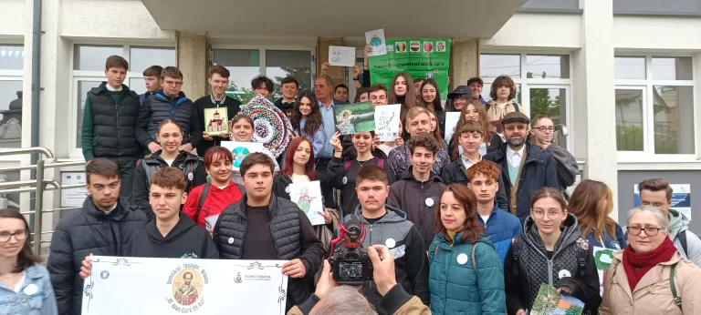 Sute de copii din Huși au participat la „Parada costumelor eco”