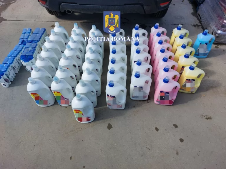 Mii de bidoane cu detergent contrafăcut, în valoare de 95.000 lei, confiscate de polițiștii vasluieni