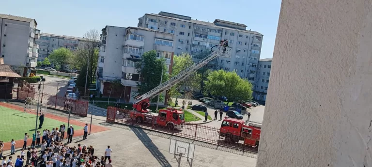 Exercițiu ISU la Școala 8 ”Alexandra Nechita”, din Vaslui. Aproape 450 de elevi, evacuați