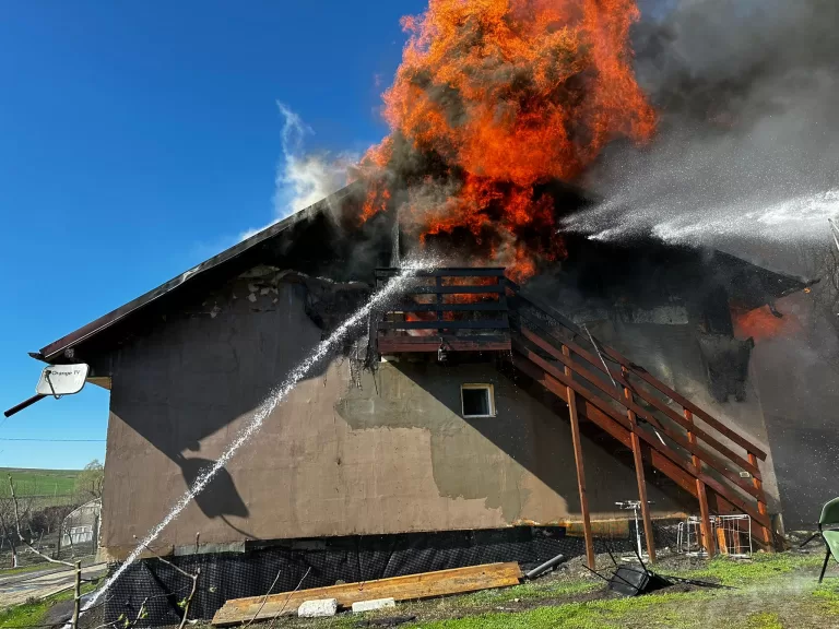 VIDEO La un pas de explozie, pe strada Castanilor. Incendiu devastator, casă distrusă