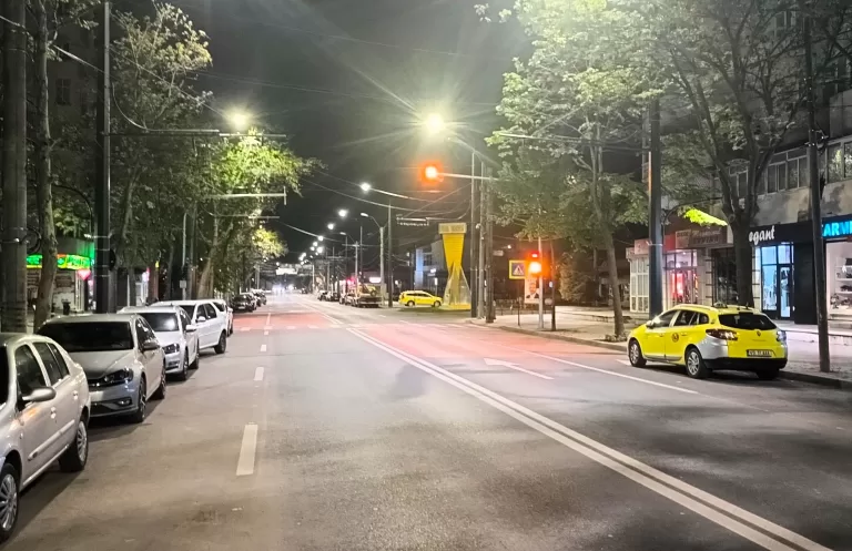 ȘTIREA NOPȚII Strada Traian, din Vaslui, luminată ca marile bulevarde din București!