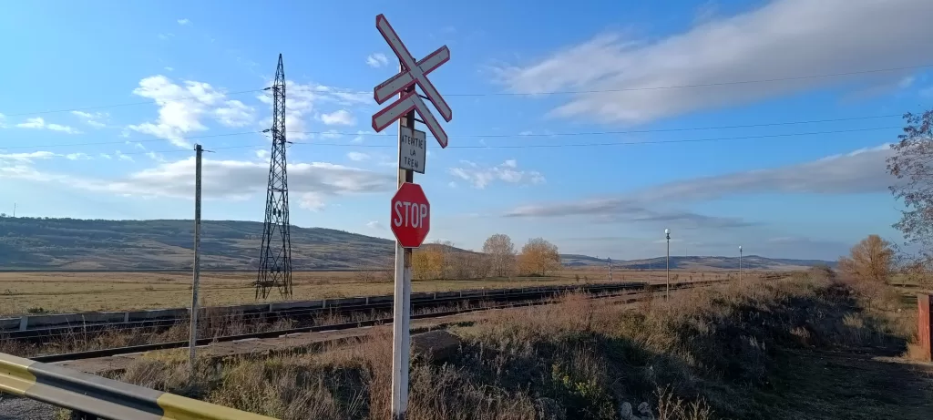 Poza pentru articolul Un tren a lovit un TIR, la Tutova. Pompierii și echipajele medicale intervin la fața locului