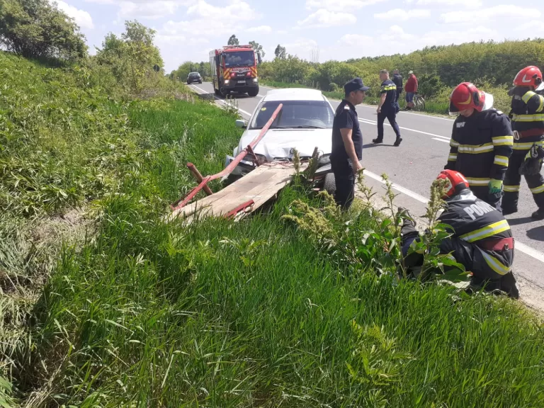 Căruță din Todirești, spulberată pe drumul național Vaslui-Roman. Trei persoane, în stare gravă