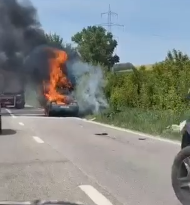 VIDEO Un autoturism a ars în flăcări, pe drumul național Vaslui-Negresti