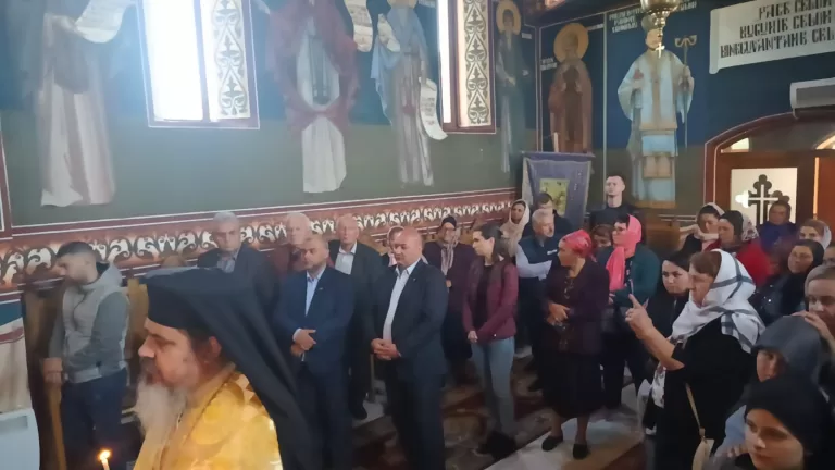 FOTO, VIDEO Slujbă de priveghere, luni seara, la biserica din satul Fundu Văii. Astăzi, localnicii sărbătoresc hramul bisericii