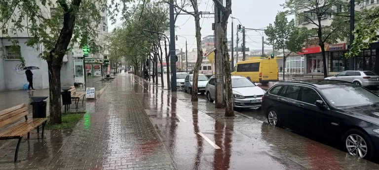 Patru comune sunt sub COD PORTOCALIU de averse, grindină și descărcări electrice